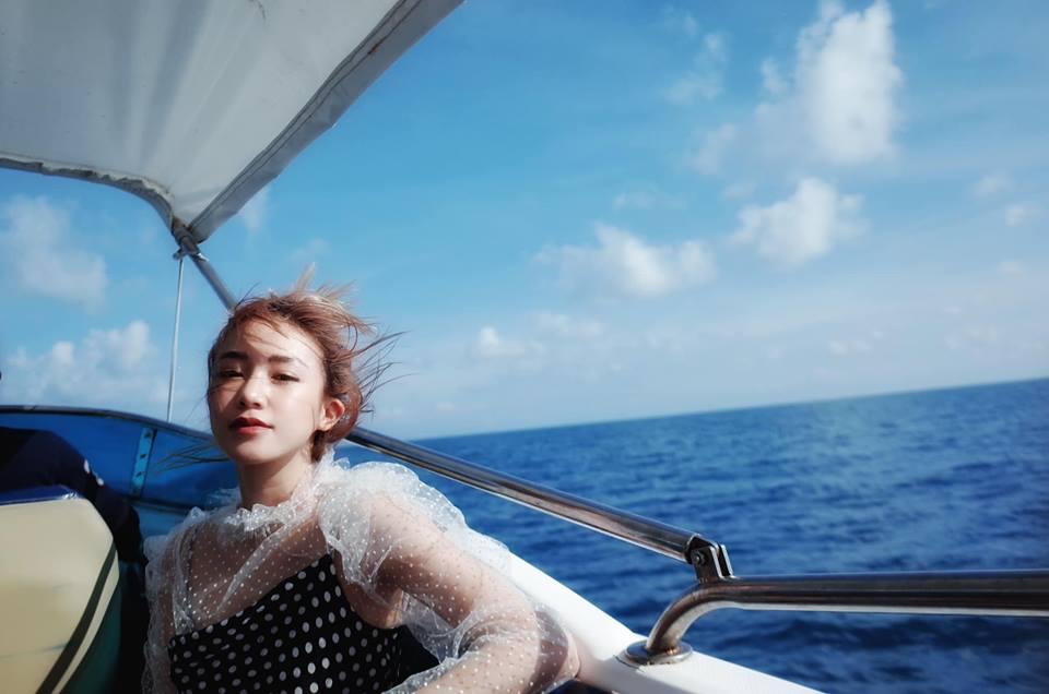 Phương Ly gây shock với khoảnh khắc nằm bất động trên nền nhà, xung quanh được boss bảo vệ-9