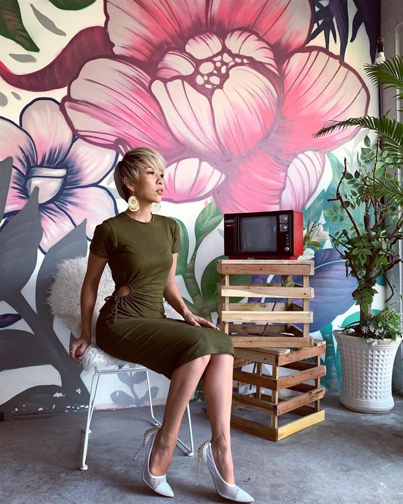 STREET STYLE sao Việt: Hương Giang, Hà Hồ, Bích Phương, Mỹ Tâm, Soobin Hoàng Sơn và những công thức phối đồ jeans cực kỳ thú vị-9