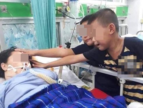 Khoảnh khắc gây ám ảnh nhất mạng xã hội hôm nay: Hai con thơ khóc nức nở xót thương mẹ hôn mê sâu