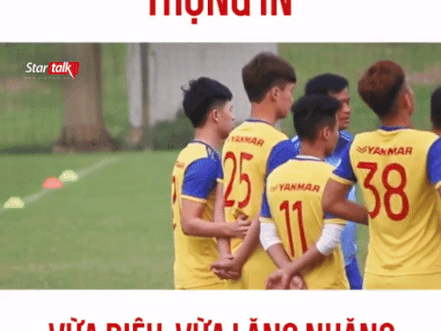 Hết xoa lưng lại tựa đầu vào vai đồng đội nhưng không phải Tư Dũng, Đình Trọng bất ngờ có biệt danh 'thánh lăng nhăng'