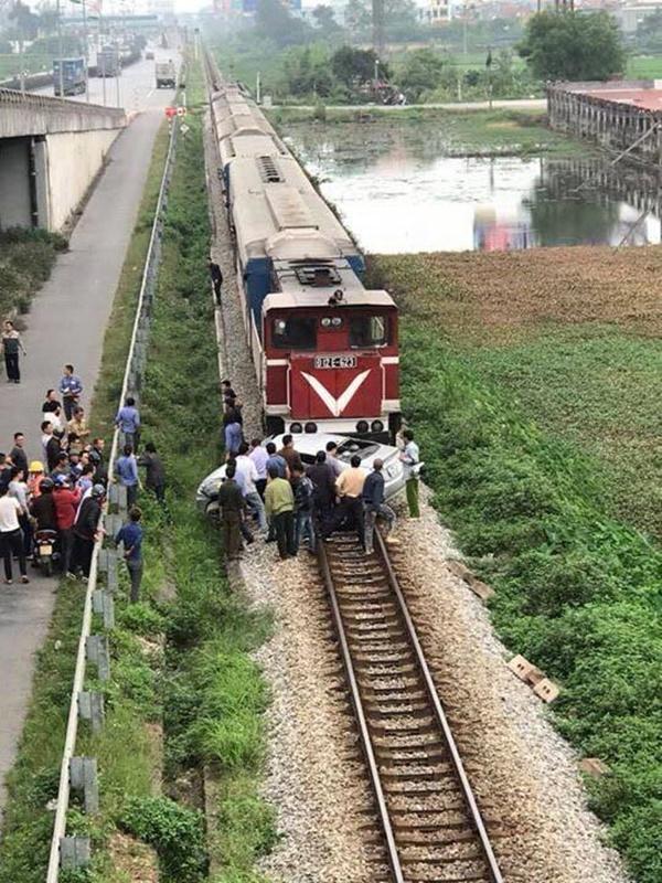 Vụ tàu hỏa húc văng ô tô: 5 nạn nhân đi ăn cưới là người thân-2