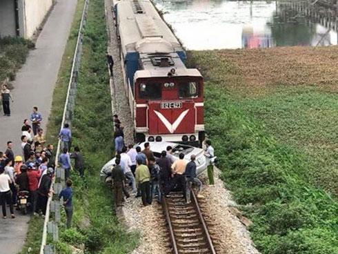 Vụ tàu hỏa húc văng ô tô: 5 nạn nhân đi ăn cưới là người thân