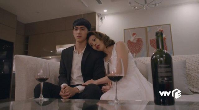 Sốc với cảnh nóng táo bạo của Bình An và nữ đại gia già-1