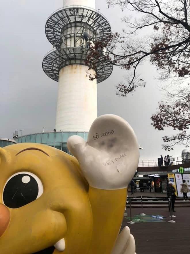 Những hành vi từ xấu xí đến phạm pháp của người trẻ khi du lịch-6