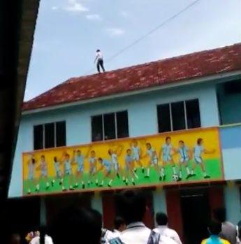 Tỏ tình thất bại, nam sinh 13 tuổi trèo lên nóc nhà đòi tự tử nhưng bức thư tuyệt mệnh để lại mới gây sốc-1