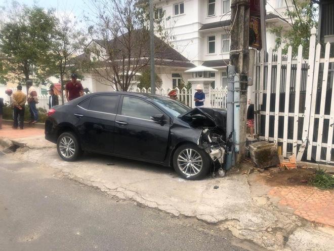 CLIP SỐC: Gây tai nạn liên hoàn, thanh niên xăm trổ vẫn lắc lư theo nhạc khi ngồi trong ô tô đầu nát bét-1