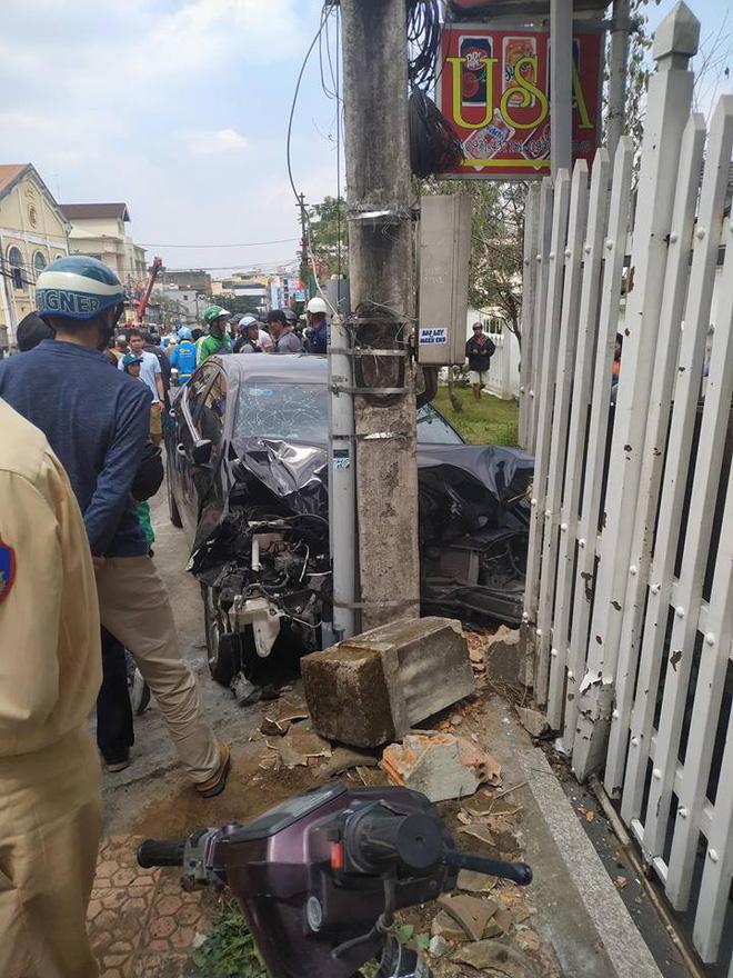 CLIP SỐC: Gây tai nạn liên hoàn, thanh niên xăm trổ vẫn lắc lư theo nhạc khi ngồi trong ô tô đầu nát bét-3