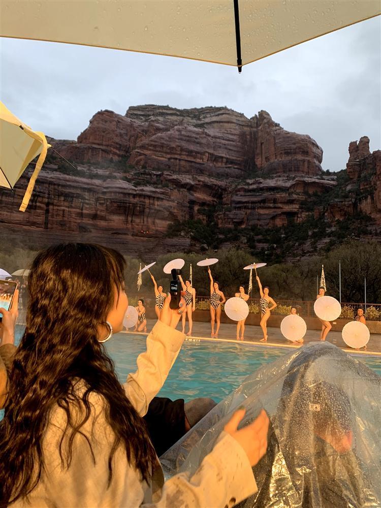 Châu Bùi trở thành gương mặt Việt duy nhất tham dự show ra mắt BST xuân hè của H&M mà fan cứ ngỡ cô làm travel blogger-6