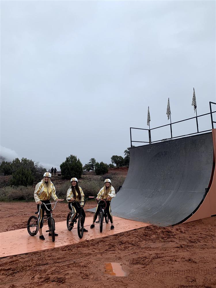 Châu Bùi trở thành gương mặt Việt duy nhất tham dự show ra mắt BST xuân hè của H&M mà fan cứ ngỡ cô làm travel blogger-7