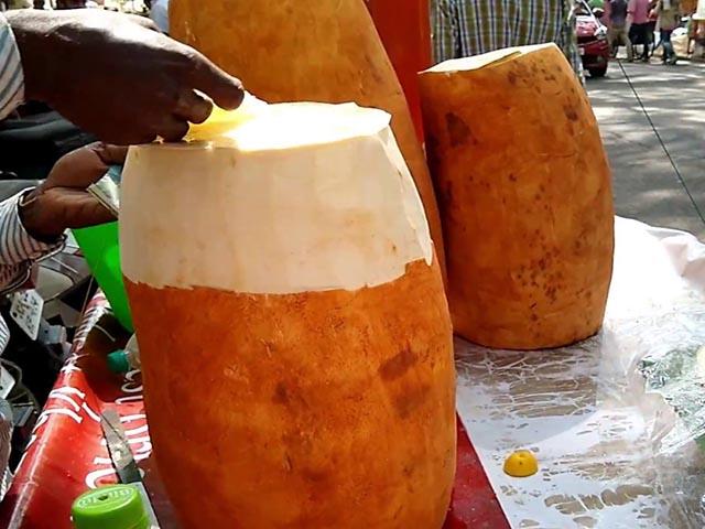 Loại củ kỳ lạ to như khúc gỗ được bán ngập tràn và cực đắt hàng trên đường phố Ấn Độ-1