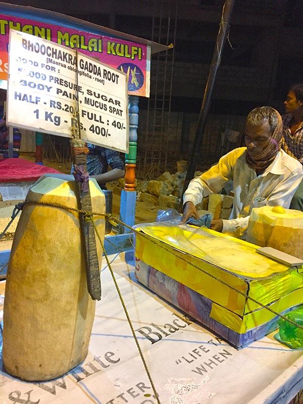 Loại củ kỳ lạ to như khúc gỗ được bán ngập tràn và cực đắt hàng trên đường phố Ấn Độ-2