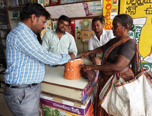 Loại củ kỳ lạ to như khúc gỗ được bán ngập tràn và cực đắt hàng trên đường phố Ấn Độ-3