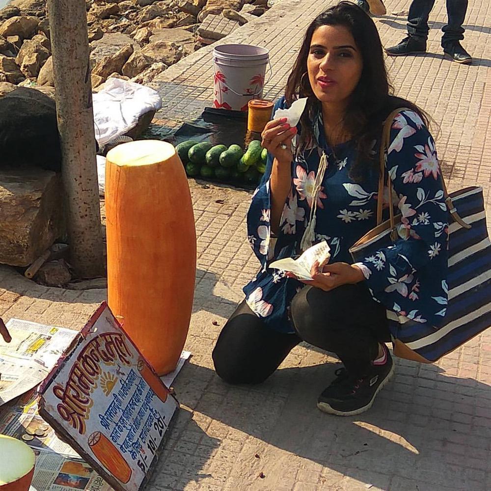 Loại củ kỳ lạ to như khúc gỗ được bán ngập tràn và cực đắt hàng trên đường phố Ấn Độ-6