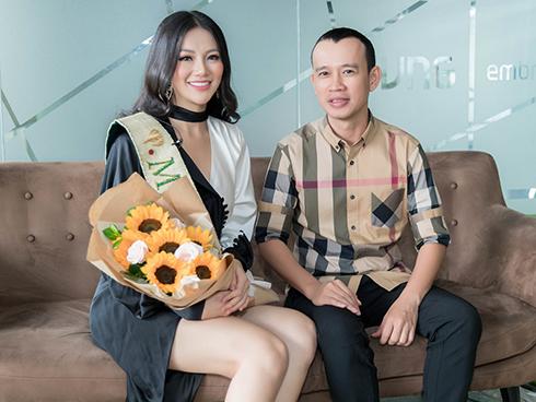 Lộ ảnh Hoa hậu Trái đất Phương Khánh vui vẻ trên bar, đứng cạnh là em trai ruột tưng bừng hít bóng cười-11