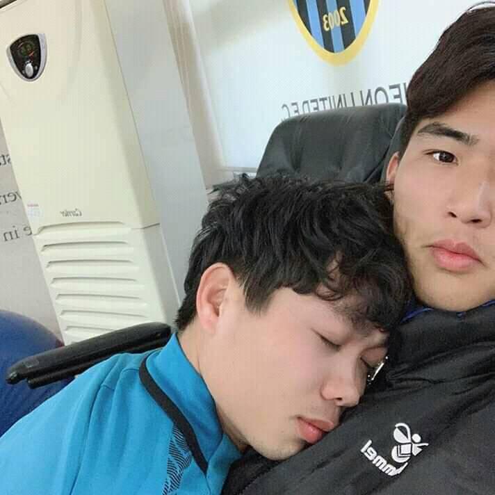 Công Phượng khiến fans xốn xang khi dạy đồng đội hát Em gái mưa bằng tiếng Việt cực ngọt-1