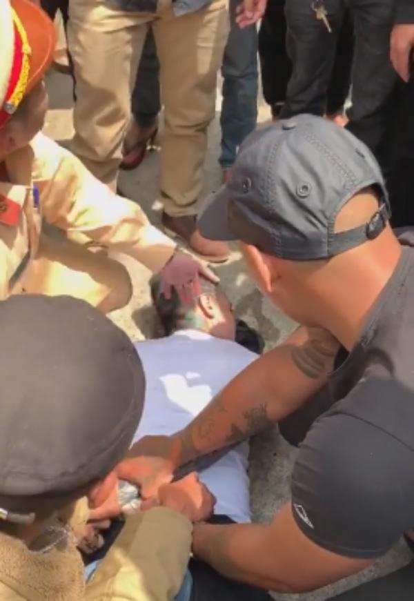 Thanh niên ngáo đá tông xe liên hoàn, cắn công an là Việt kiều Mỹ-3