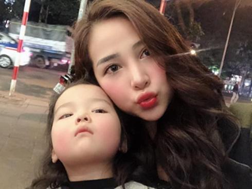 Không muốn chị có người yêu nên cứ có điện thoại, cô em lại hỏi: 'Ai gọi cho mẹ đấy?'