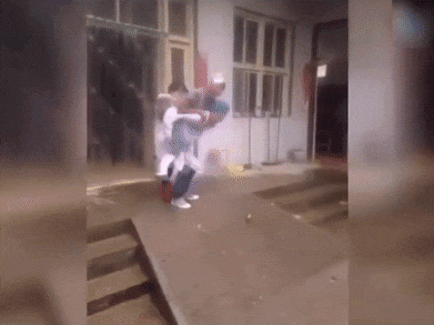 GÓC THẦN CHẾT NGỦ QUÊN: Hú hồn nhìn bé trai bị xe khách đâm trúng, 5 giây cuối đứng dậy đi như thường-3