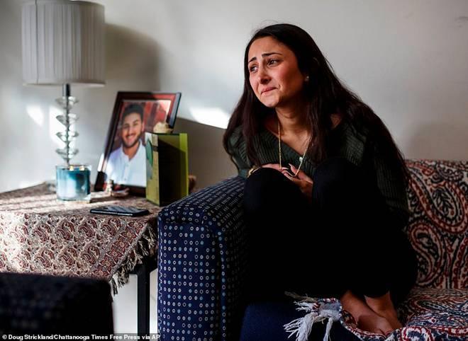 Cô dâu trẻ mặc váy cưới đến thăm hôn phu tại nghĩa trang-4