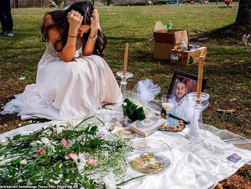 Cô dâu trẻ mặc váy cưới đến thăm hôn phu tại nghĩa trang-1