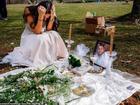 Cô dâu trẻ mặc váy cưới đến thăm hôn phu tại nghĩa trang
