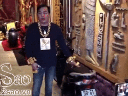 Phúc XO rao bán xe biển số ngũ quý và loạt tài sản để giúp đỡ hai bà cháu dắt chó đi ăn xin ở Sài Gòn