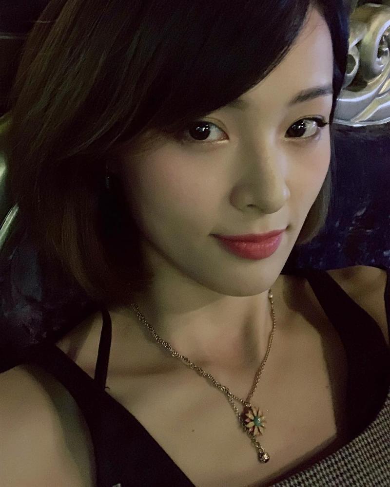 Hạ Vi tái xuất đẹp sắc sảo sau thời gian bị chê nhan sắc xuống cấp - vóc dáng héo hon-2