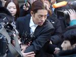 Jung Joon Young bị trói áp giải vào đồn cảnh sát sau bê bối quay lén và phát tán clip sex-16