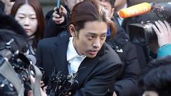 Jung Joon Young nộp 3 điện thoại nhưng cảnh sát vẫn đột nhập nhà riêng