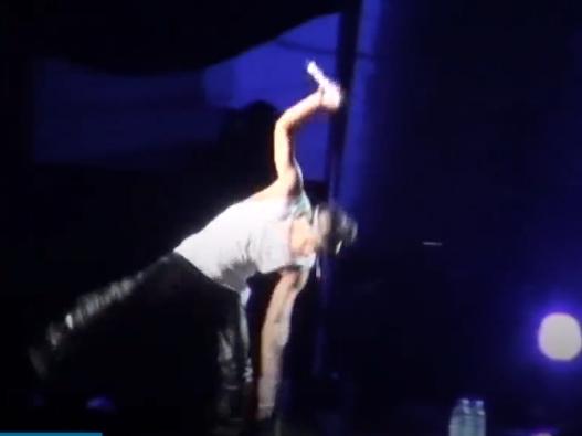 Những cú ngã của sao Kpop trên sân khấu khiến fan thót tim