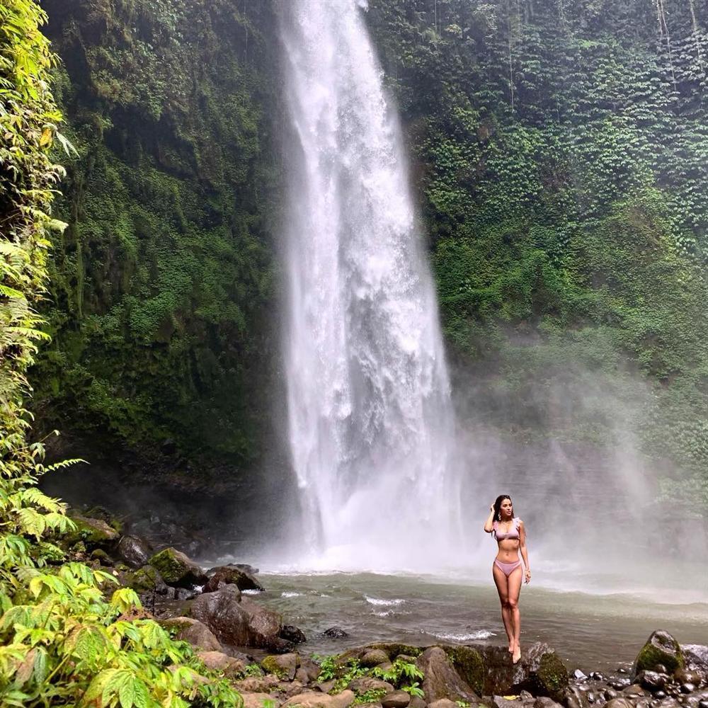 Phương Trinh Jolie cười khoái chí khi khoe khả năng tự hôn chân của mình-1