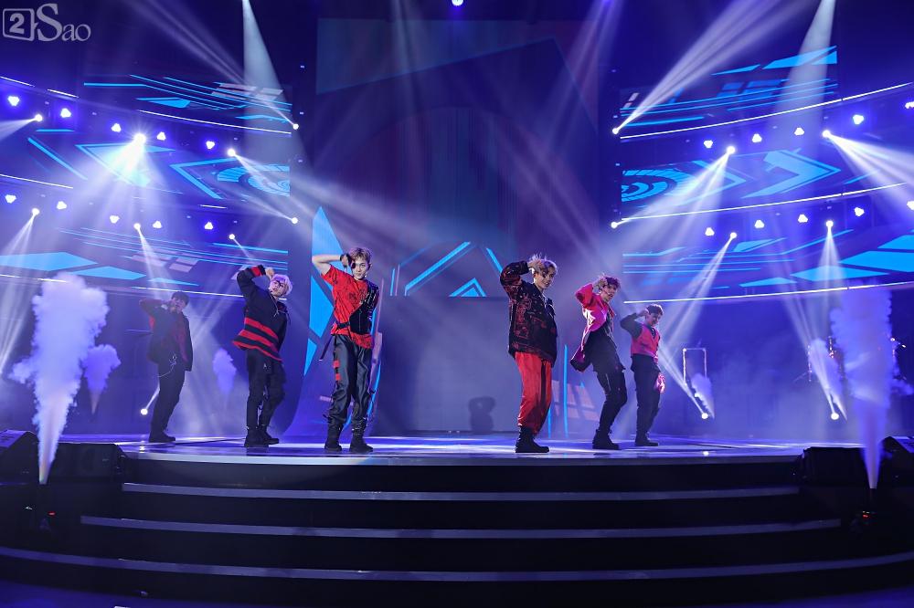 Nhóm nhạc đa quốc tịch có thành viên Việt Nam không lép vế khi đứng cùng sân khấu với loạt tên tuổi lớn-1