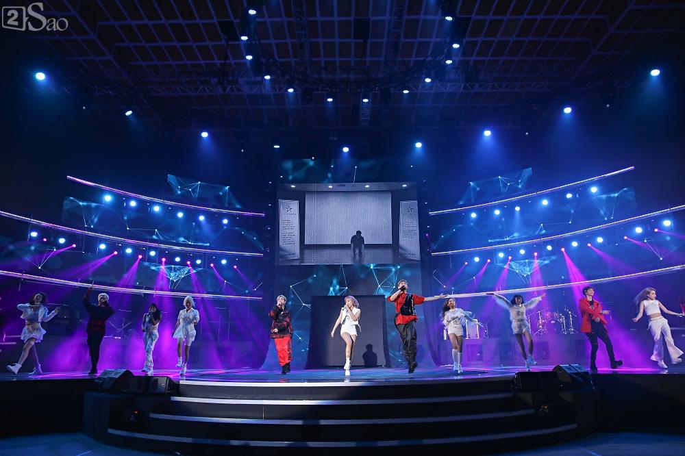 Nhóm nhạc đa quốc tịch có thành viên Việt Nam không lép vế khi đứng cùng sân khấu với loạt tên tuổi lớn-5