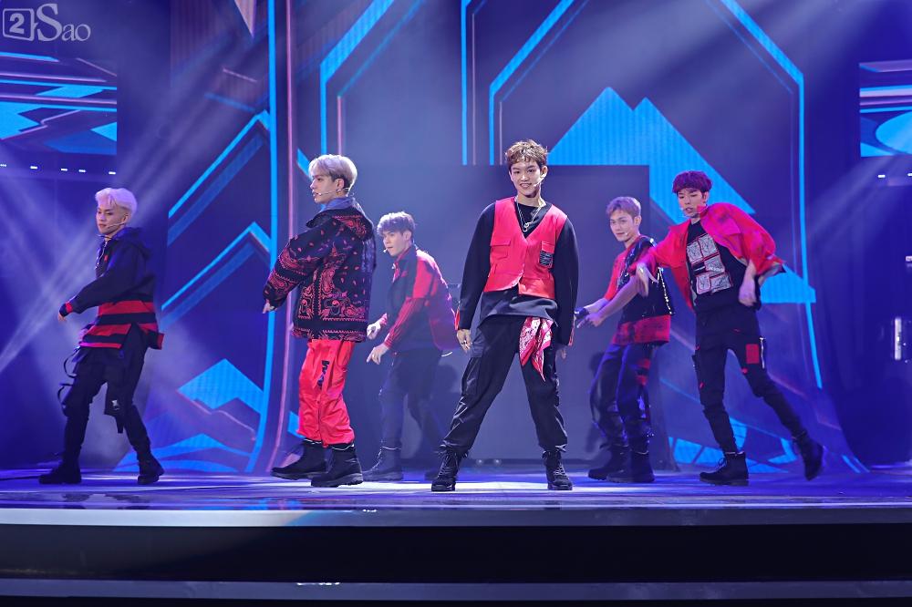 Nhóm nhạc đa quốc tịch có thành viên Việt Nam không lép vế khi đứng cùng sân khấu với loạt tên tuổi lớn-2