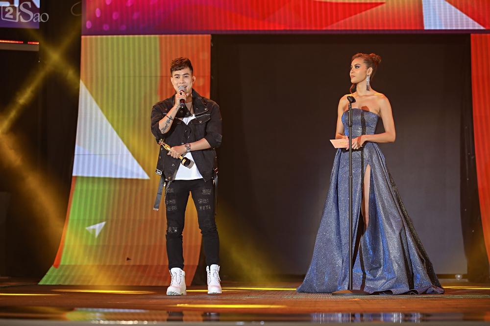 Nhóm nhạc đa quốc tịch có thành viên Việt Nam không lép vế khi đứng cùng sân khấu với loạt tên tuổi lớn-19