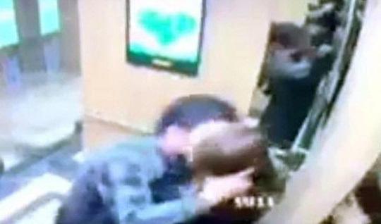 Sợ bị đánh, kẻ cưỡng hôn nữ sinh trong thang máy hoãn xin lỗi-1