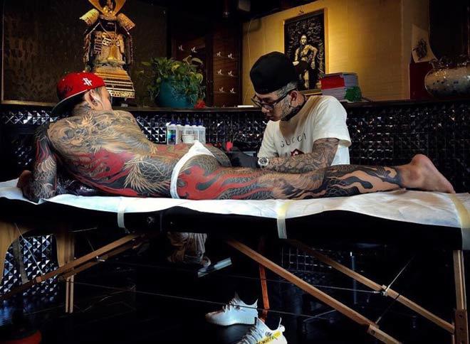 Thanh niên bất chấp đau đớn xăm kín từ đầu đến gót chân gây bão dân mạng-2