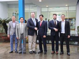 Đại sứ Mỹ tới thăm nhà máy sữa Vinamilk Đại sứ Mỹ tới thăm nhà máy sữa Vinamilk