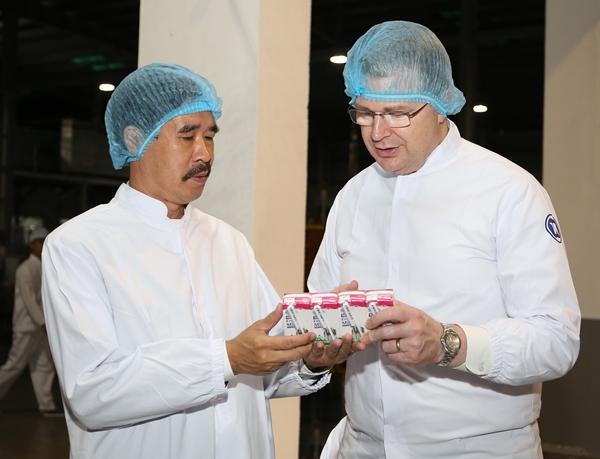 Đại sứ Mỹ tới thăm nhà máy sữa Vinamilk-2