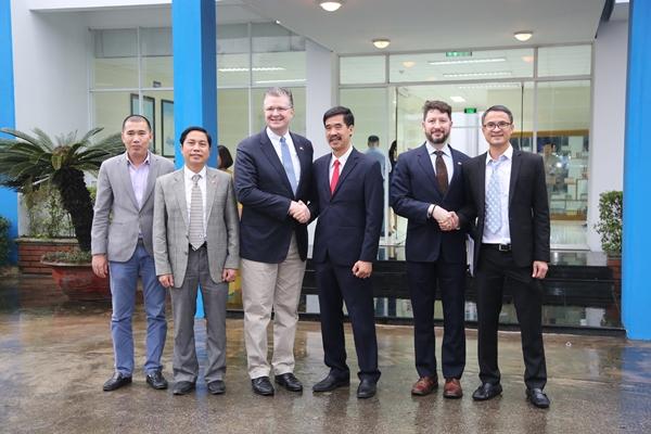 Đại sứ Mỹ tới thăm nhà máy sữa Vinamilk-4