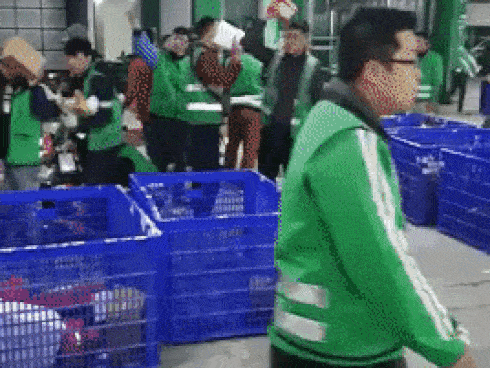 Giới mua hàng online CHOÁNG VÁNG nhìn các shipper ném hàng như 'đĩa bay' để phân loại