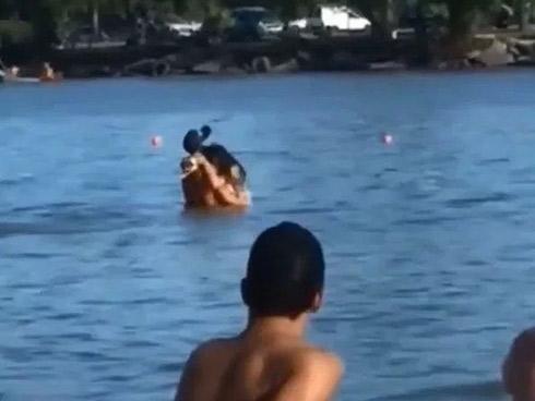 Lại thêm cặp đôi vô tư diễn cảnh nóng trên sân thượng nhà cao tầng khiến người xem thốt lên đã phản cảm còn nguy hiểm-3