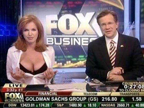 MC truyền hình hết lỡ mồm, cười cợt lại ngoáy mũi trên sóng trực tiếp-5