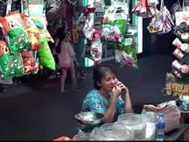 Cướp giật điện thoại táo tợn giữa phố Sài Gòn Cướp giật điện thoại táo tợn giữa phố Sài Gòn