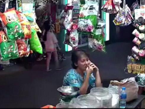 Cướp giật điện thoại táo tợn giữa phố Sài Gòn