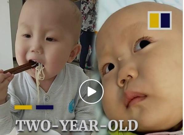 Rớt nước mắt nhìn bé 2 tuổi gắp thức ăn nhoay nhoáy phải chống chọi ung thư-1