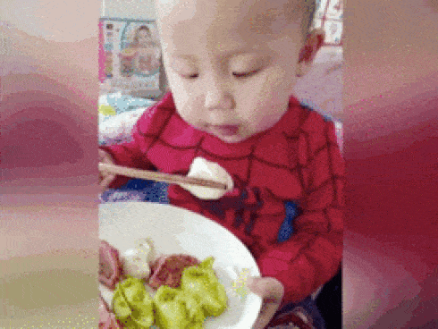 Rớt nước mắt nhìn bé 2 tuổi gắp thức ăn nhoay nhoáy phải chống chọi ung thư