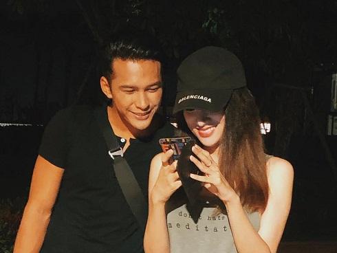 Hương Giang e ấp bên mỹ nam 'mắt biết cười - làn môi mê hoặc', ai nấy đều tan chảy vì họ quá đẹp đôi