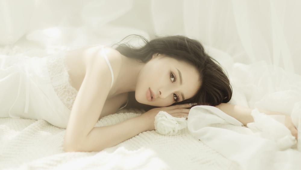 Vừa được khen đã biết ăn mặc kín đáo, Ngân 98 lại gây sốc với loạt ảnh diện váy ren không nội y ở trên giường-9