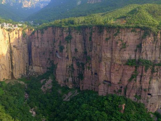 1.250 m đường hầm xuyên núi đá được đục bằng tay ở Trung Quốc